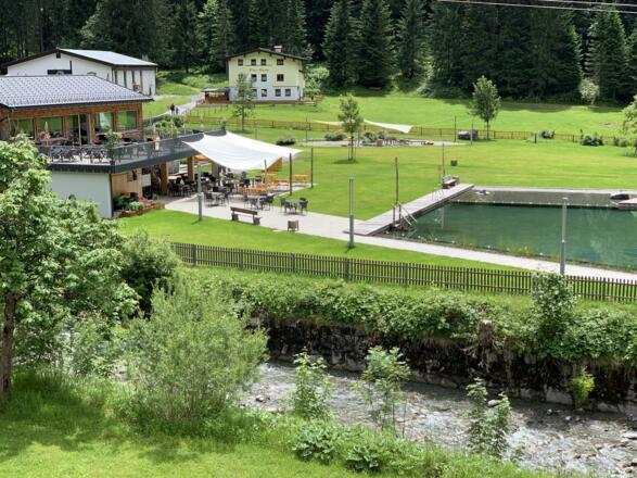 Blick von der Terasse im Sommer