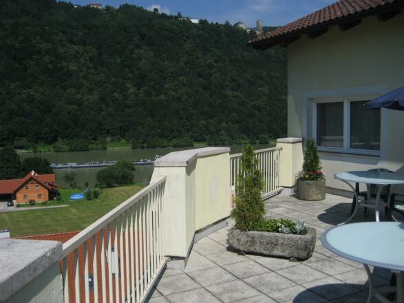 Dachterrasse mit Blick auf die Donau