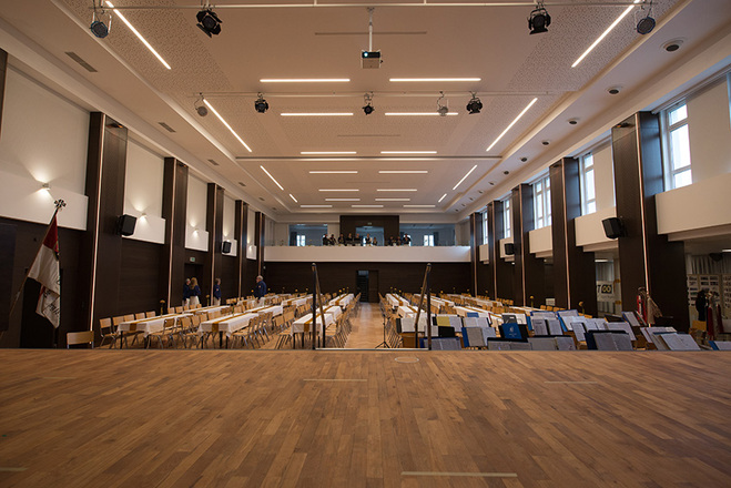Die Turnhalle - Blick auf den Saal und die Galerie von Bühne
