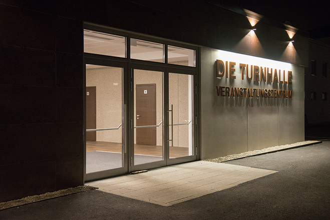 \"Die Turnhalle\" in Perg Eingang bei Nacht