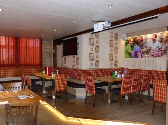 Gäste beim Kartenspielen