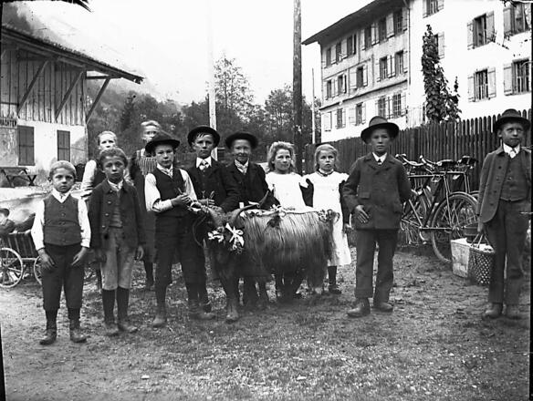 Kinder mit Ziegen vor dem Wachterhaus