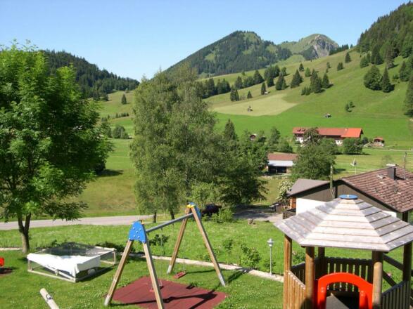 Ausblick Wohnung auf Spielplatz und Umgebung