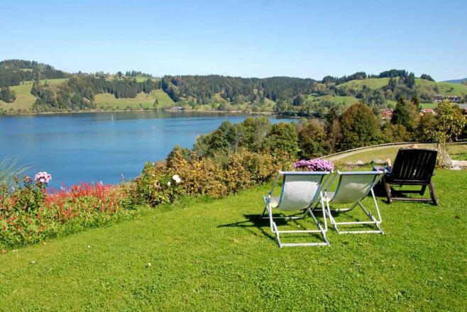 Liegewiese mit Alpseepanorama