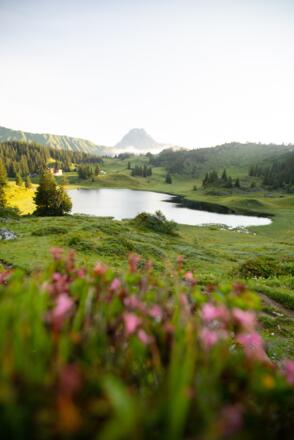 Körbersee mit Widderstein im Hintergrund
