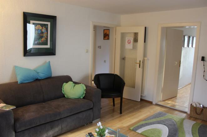 Wohnzimmer, jetzt sitzt man bequem - Schlafsofa.