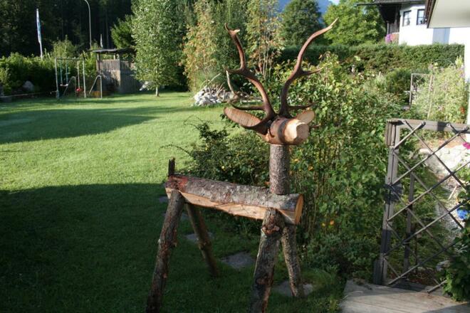 Holzhirsch im Garten