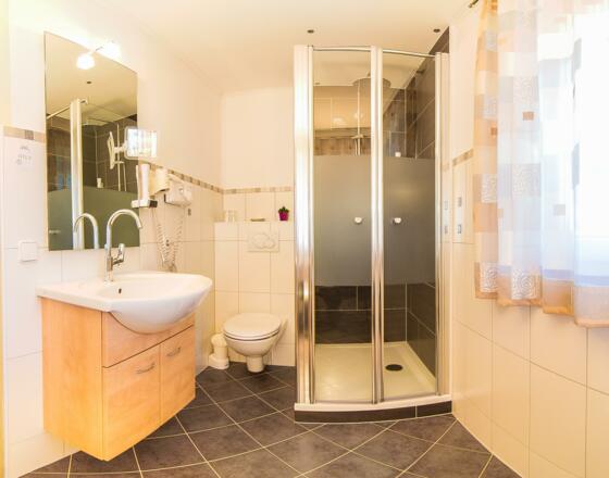 Badezimmer im Doppelzimmer    Pension Tina