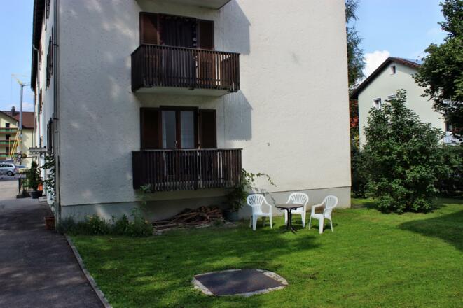 Man kann auch im Grünen sitzen und Essen.