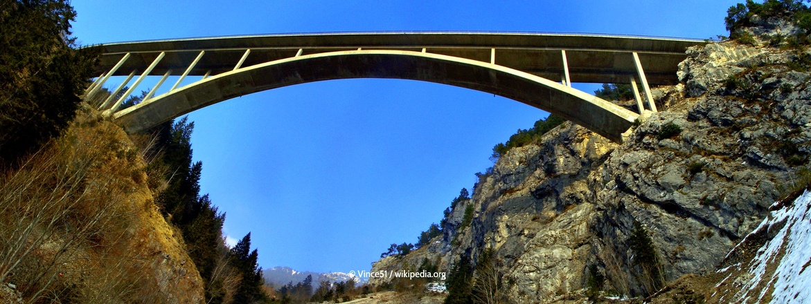 Die das Gemstal überspannende Brücke im Zuge der Gaichtpass-Strasse