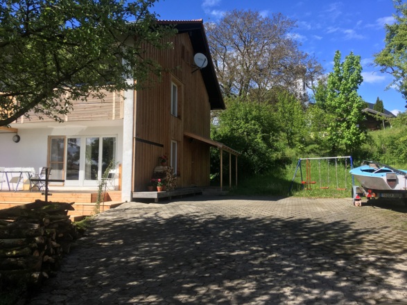 Hausansicht mit Schaukel