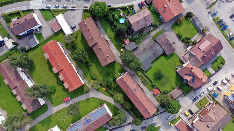 Blick auf die Flur- und Mittagstraße - Parkplätze.