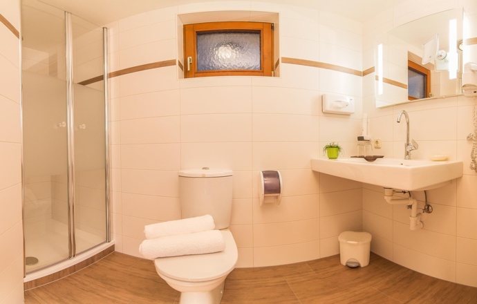 Bad im Dreibettzimmer   Pension Tina