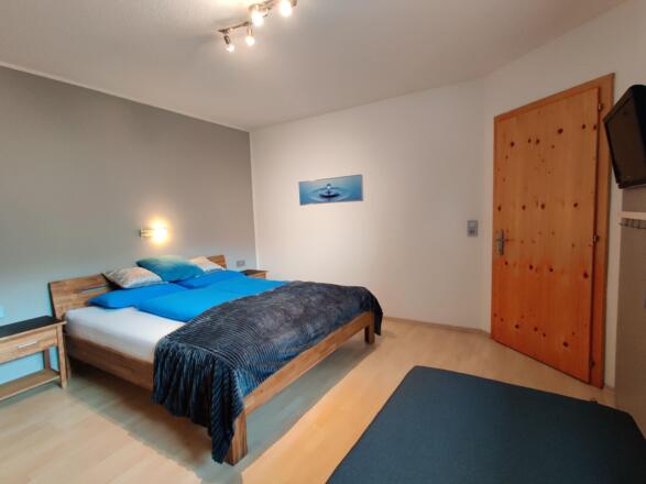 1. Schlafzimmer mit TV