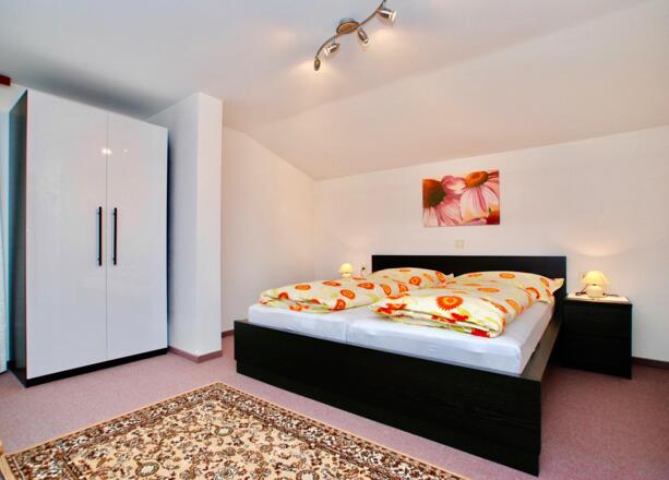 Schlafzimmer 1