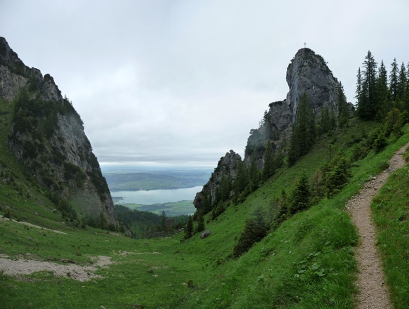 im Kesselgraben mit Blick am Franziskaner vorbei auf den Forggensee