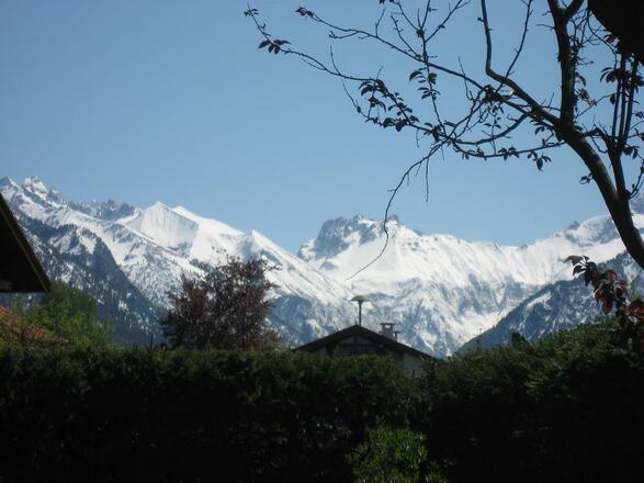 Blick vom Balkon mit Bergblick