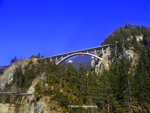 Die das Gemstal überspannende Brücke im Zuge der Gaichtpass-Strasse