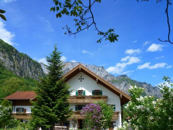 Hausansicht Pfeffererlehen im Sommer