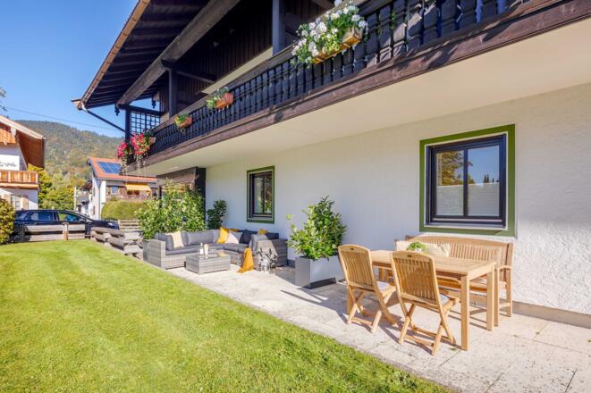 Südterrasse mit Lounge Sofa und Esstisch zur alleinigen Nutzung
