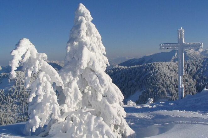 schneebedeckter Hochries-Gipfel