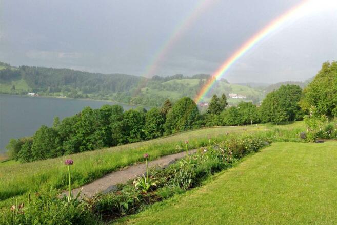 doppelter Regenbogen im Frühjahr