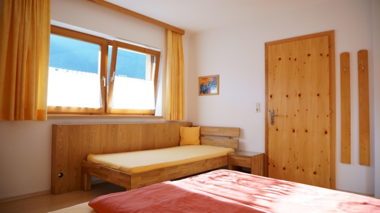 2.  Schlafzimmer mit TV