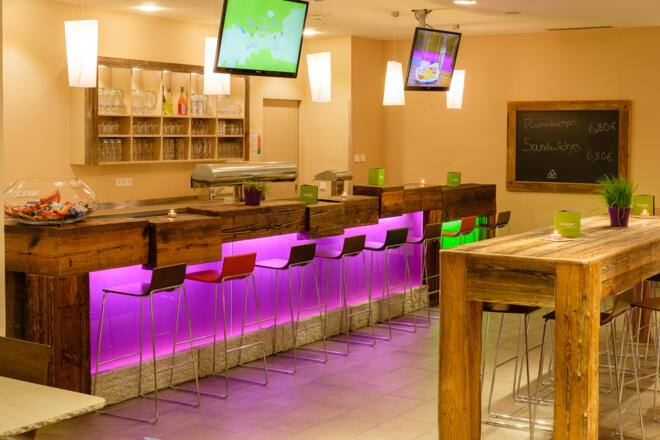 Bar mit Snacks und Drinks