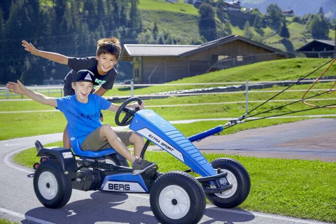 Viele Gokarts und Tretautos