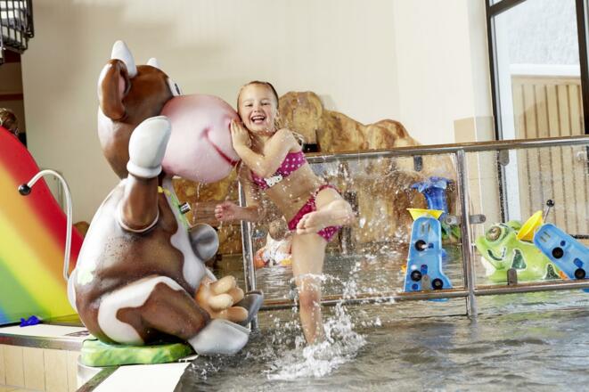 2 Kinderbecken mit Figuren