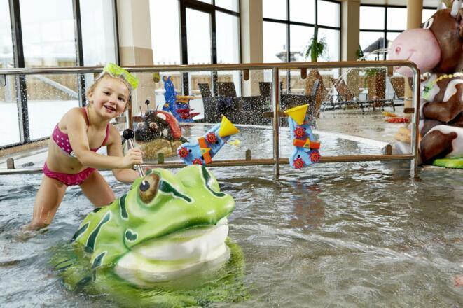 2 Kinderbecken mit Figuren