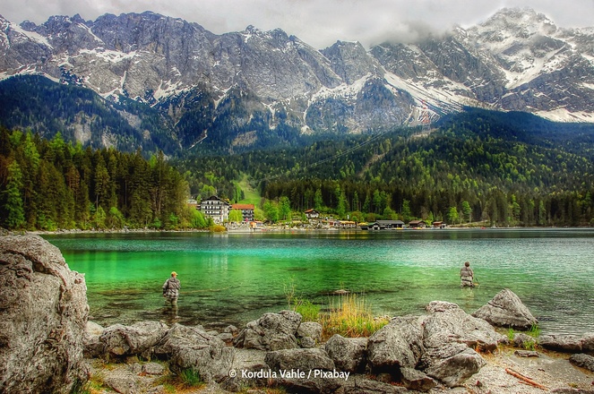 Der Eibsee vor der Zugspitze in Bayern