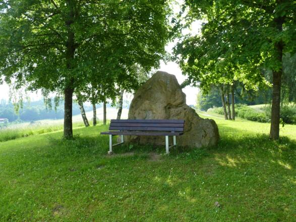 Schöner Rastplatz mit Ausblick am Flurbereinigungsdenkmal