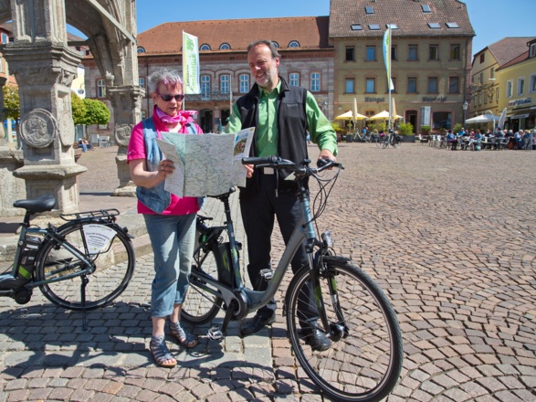 Radler am Marktplatz von Hammelburg