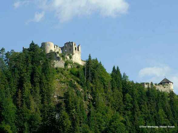 Traumhafter Blick auf die Burgruine 1296 Ehrenberg in Reutte