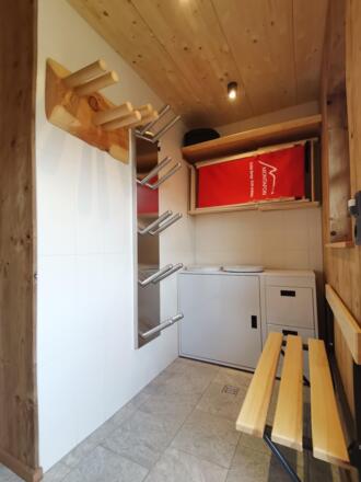 Garderobe mit Schiständer und Schuhtrockner