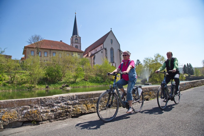 Radfahrer am Weiher in Hammelburg