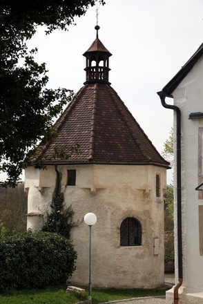 Der Karner (Beinhaus) neben der Pfarrkirche Mauthausen