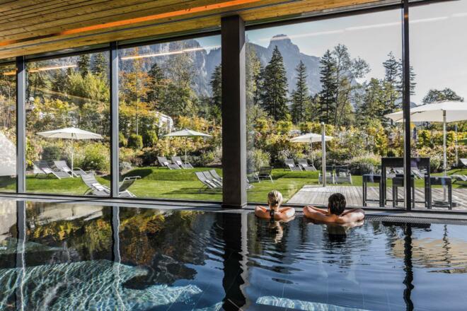 Hallenbad mit Panoramablick (c) Hotel Traube Braz,