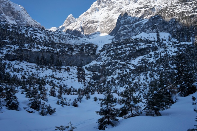 Der erste Felsriegel. Entweder links oder rechts vorbei, möglicherweise müssen die Ski ein kurzes Stück getragen werden.