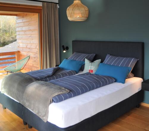 Schlafzimmer Eltern m. großem Boxspringbett