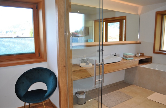 Bad m. eleganter Glastüre