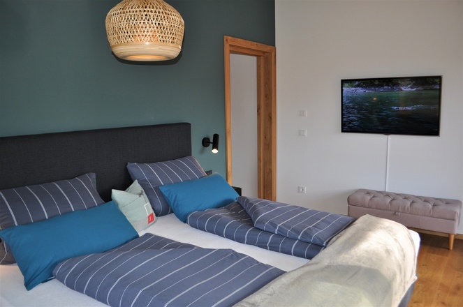 Schlafzimmer Eltern mit TV