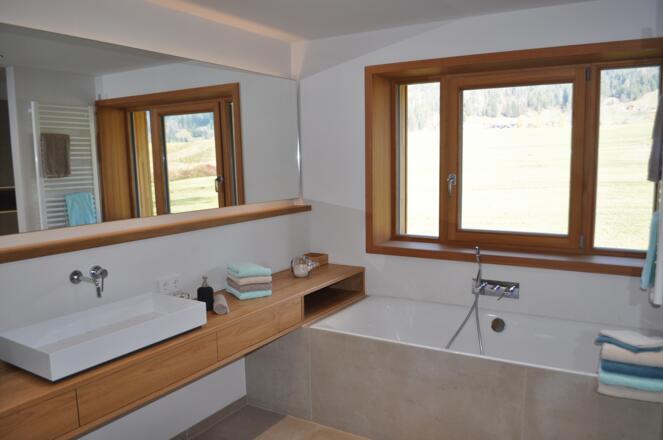 Hauptbad mit freiem Wiesenblick