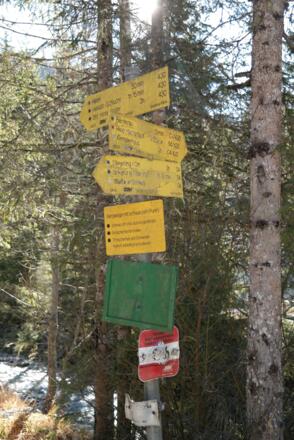 Die große Wegkreuzung am Ende der Tour. Nach links geht es zur Bernerau, nach rechts in Richtung Steyrling.