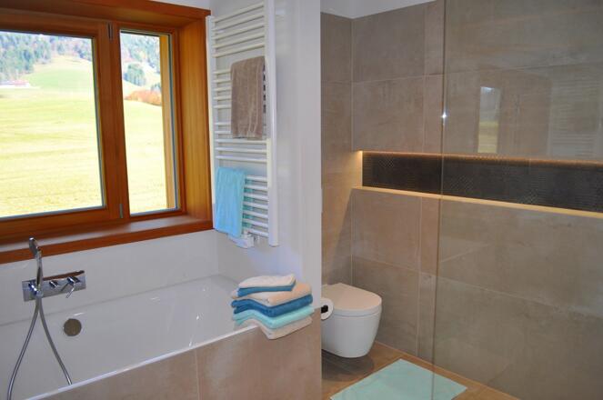 Hauptbad mit Regendusche