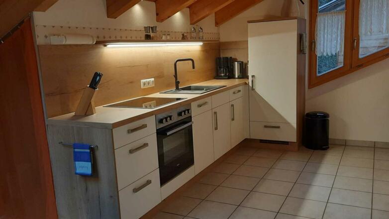 Einbauküche mit Spülmaschine, Umluft Herd, Cerankochfeld und großer Kühlschrank mit Gefrierfach