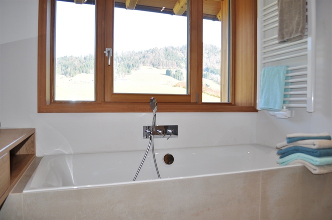 großes Bad mit Badewanne