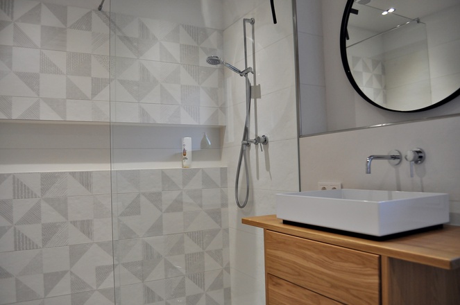 2. Bad mit Dusche/WC