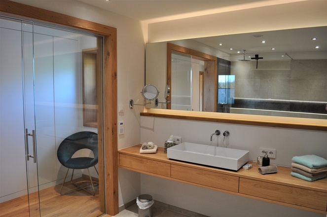 Bad mit Radio, großem Spiegel